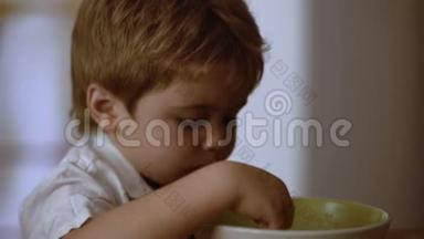 孩子早餐吃一碗麦片。 <strong>儿童吃饭</strong>，看动画片